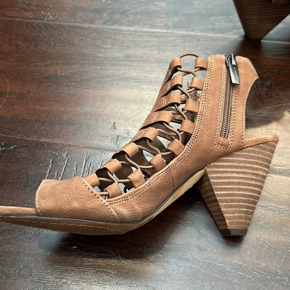 Stylish Vince Camuto Evel Caged Gladiator suede tan sandals. - Picture 3 of 10